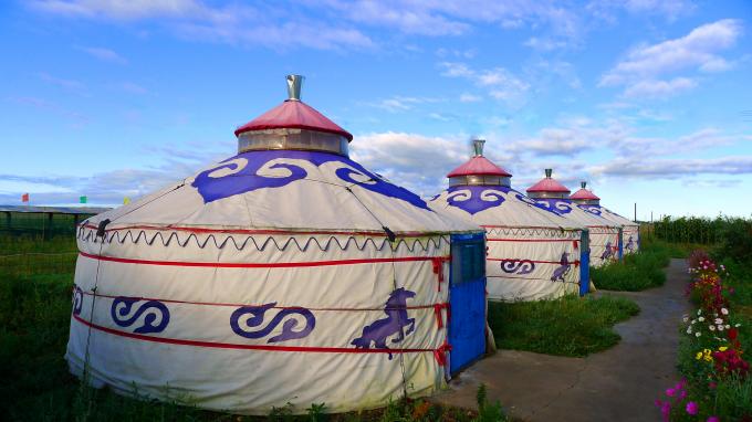 Bequemes Yurt-Zelt-mit Blumenhaus mit den nationalen externen Eigenschaften verzierte Stoff